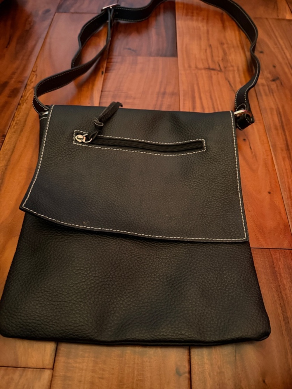 Vera Pelle Black Crossbody Bag with White Stitching